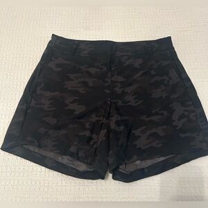 Spanx Sunshine Shorts Pull On 4-Way Stretch Size Medium Black Camo.